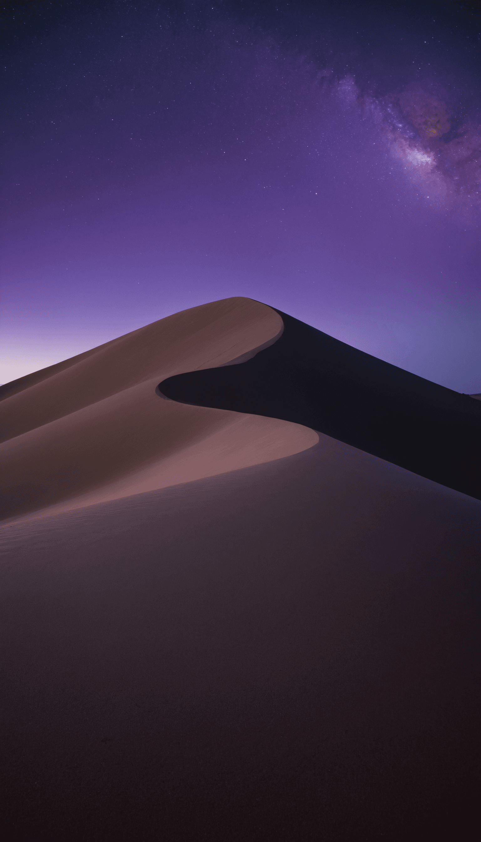 Wüstendünen unter violettem Sternenhimmel